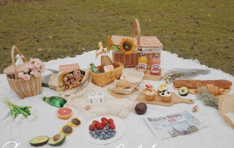 List of essential food items for a picnic